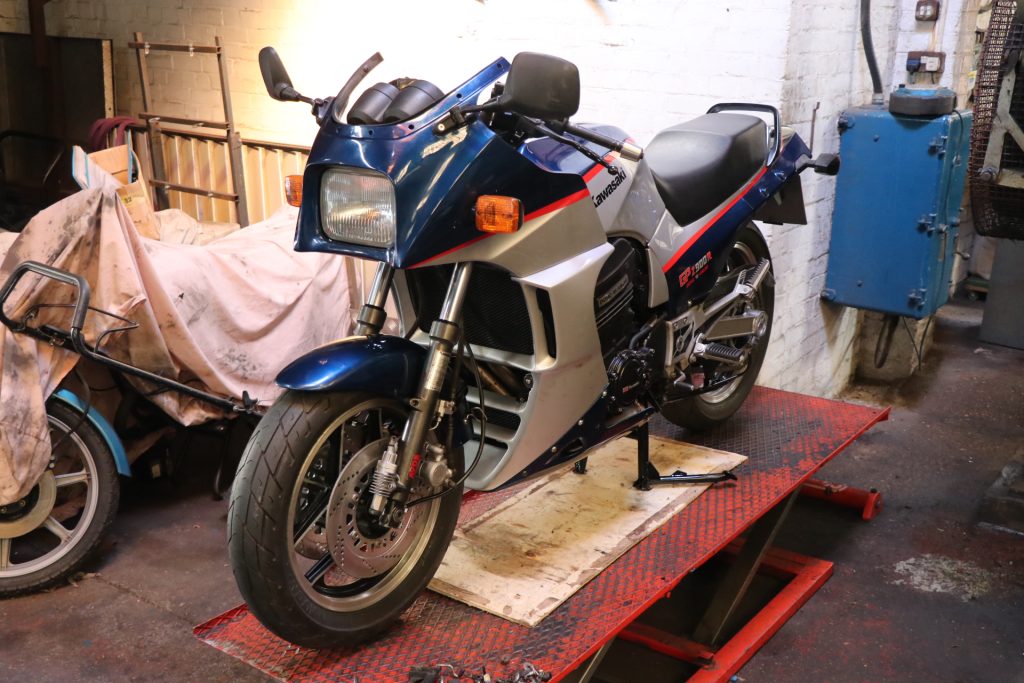 Kawasaki GPZ900R Restoration
