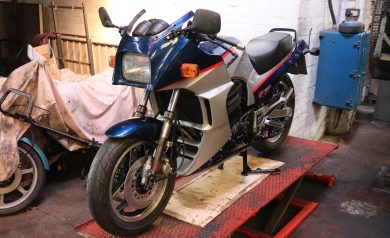 Kawasaki GPZ900R Restoration