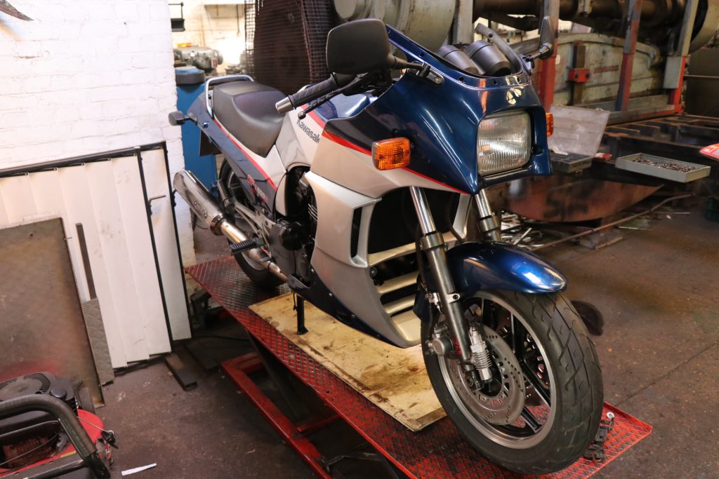 Kawasaki GPZ900R Restoration
