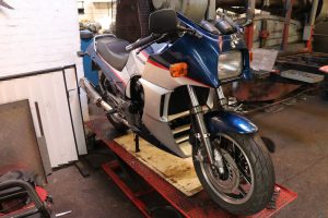 Kawasaki GPZ900R Restoration