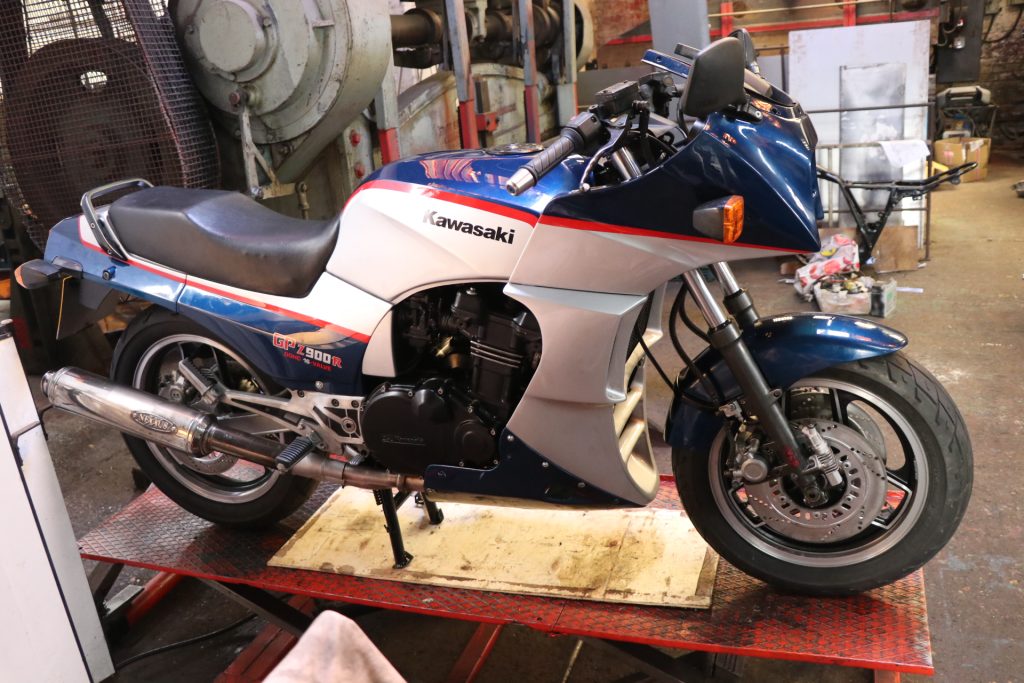 Kawasaki GPZ900R Restoration